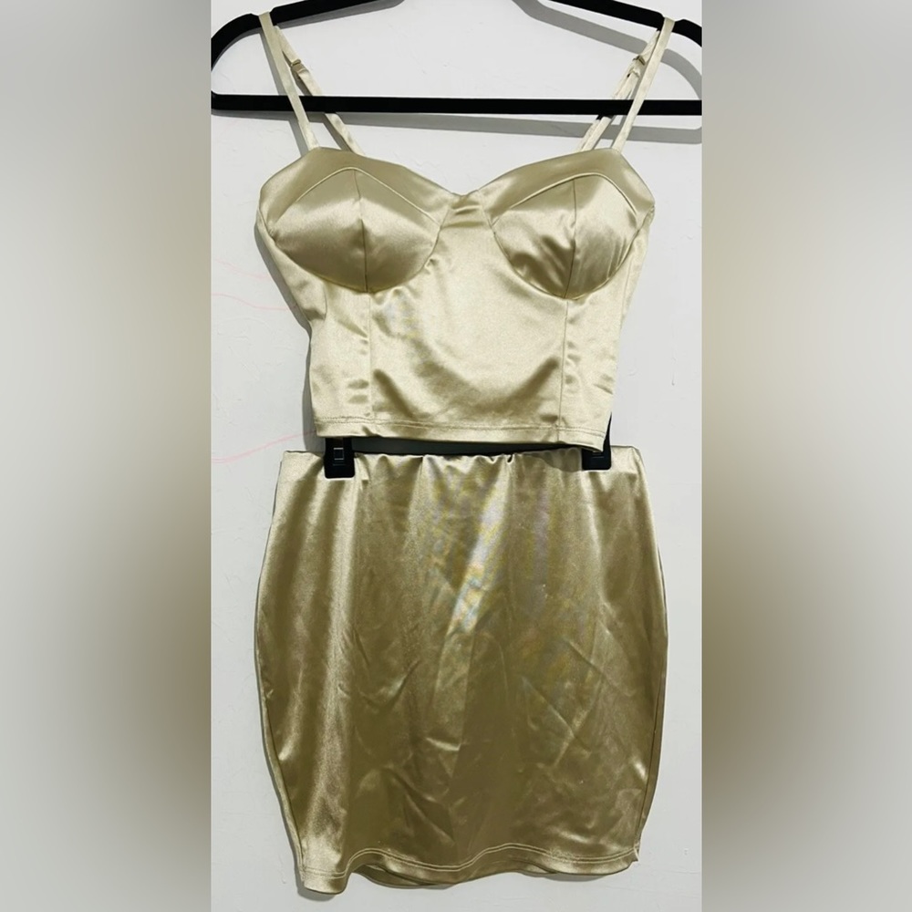 Liz & Sara gold satin set